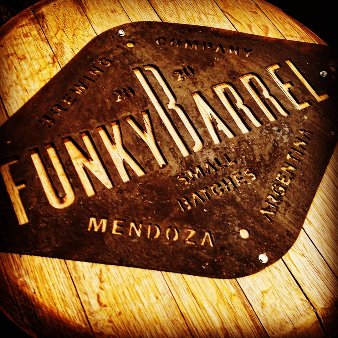 el logo de la cerveceria funky barrel de mendoza